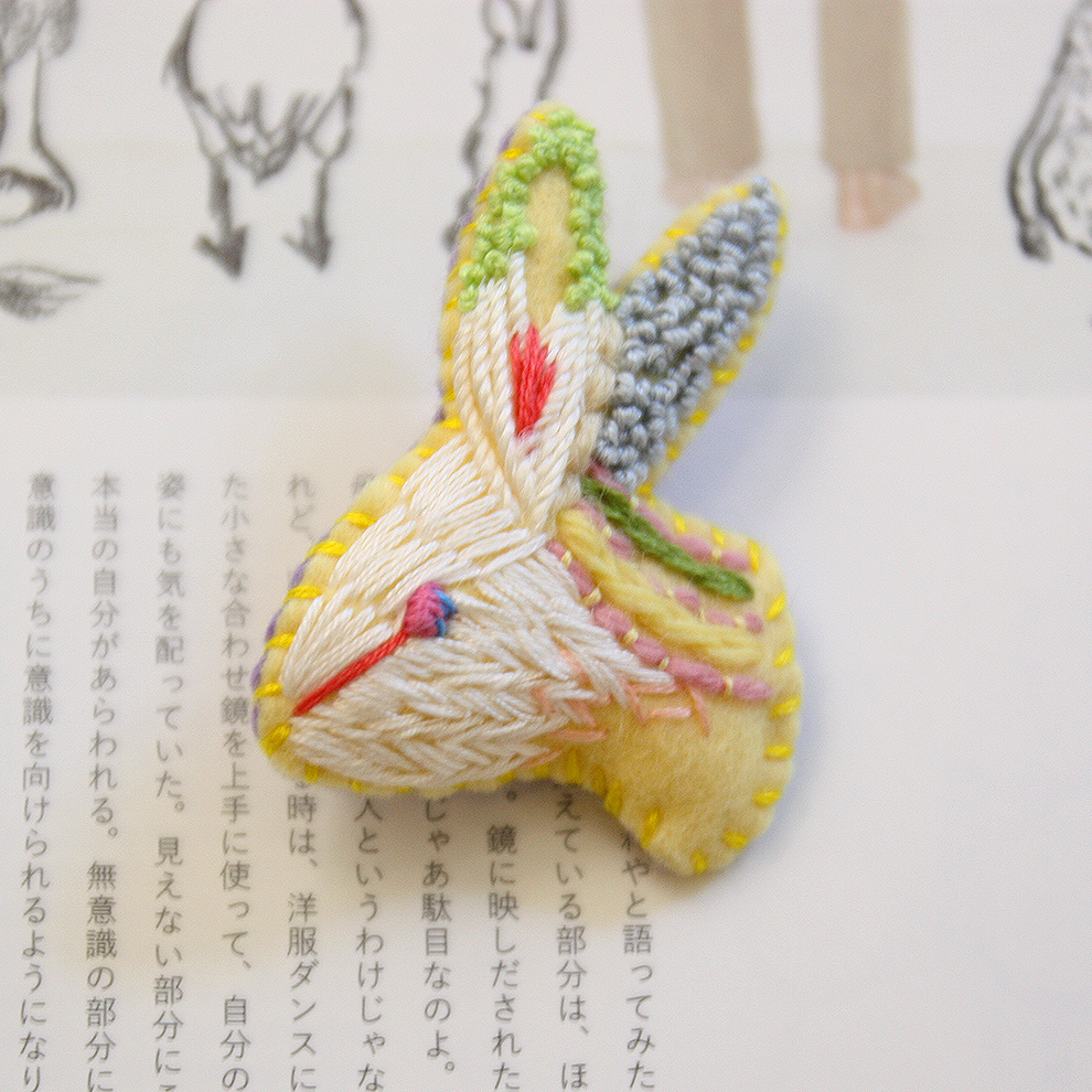 神尾茉利 KAMIO Mari 手作刺繡 兔子胸針01