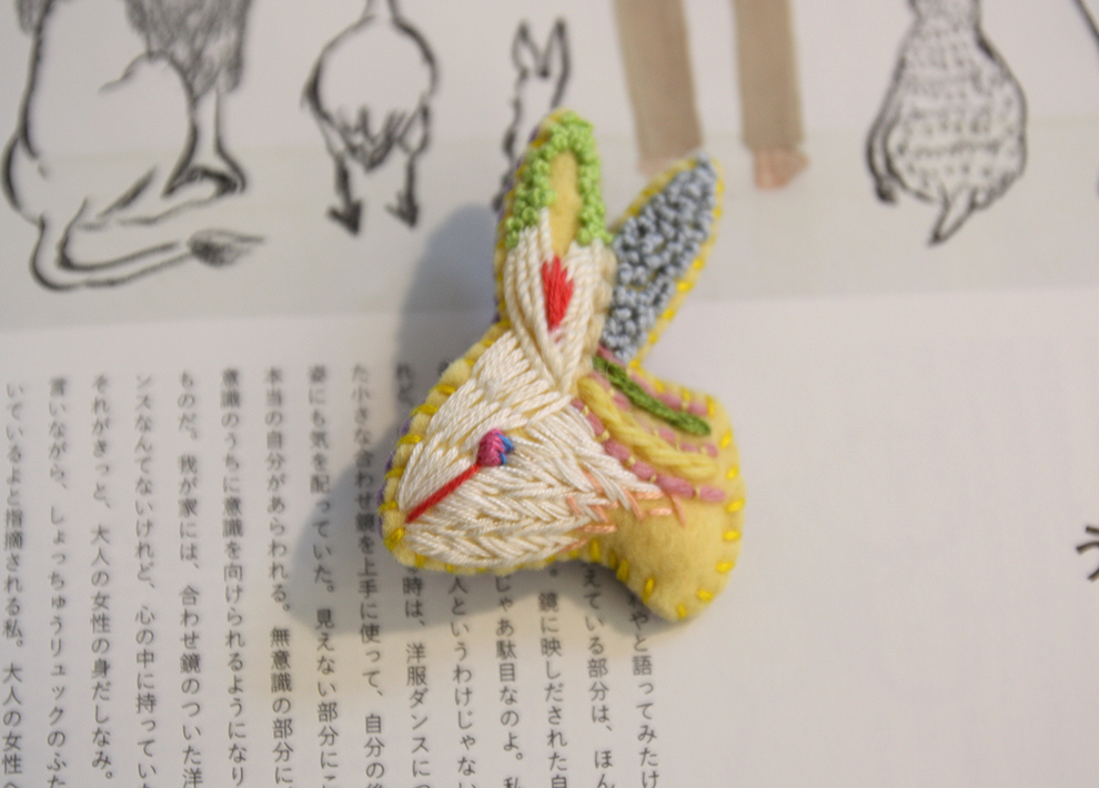 神尾茉利 KAMIO Mari 手作刺繡 兔子胸針03